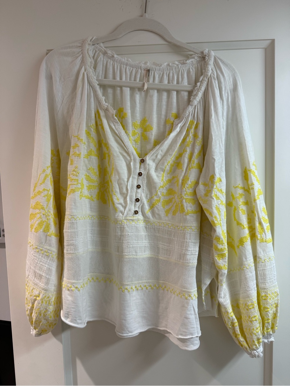Free people top size S but it’s very oversized! I’m a large & it fits perfectly